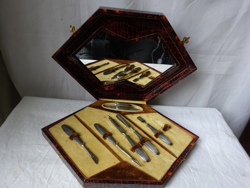 Ancien coffret nécessaire - , à