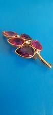 JOLIE BROCHE SWAROVSKI EN  PETALES FUSHIA ET 3 CRISTAUX  