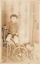 Jeune Garçon Montant Un Vieux Tricycle~Années 1910 Photo Postale Réelle