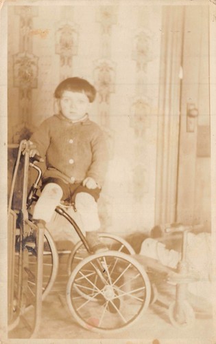 Jeune garçon montant vieux - jeune,