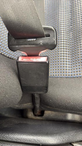 Attache ceinture avant gauche
