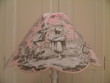 abat-jour festonné  rose en toile de jouy motif colin maillard