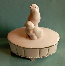 BOÎTE BONBONNIERE PORCELAINE ALLEMANDE ART DECO MOTIF POUSSINS  DN4050