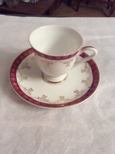 Tasse porcelaine fine décor bordeaux et doré