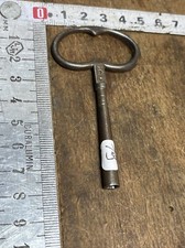 Clé d'horloge pendule remontoir ancien en fer  Cle Carré De 3 mm . Réf. N.19
