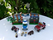 Set LEGO City 4440 Poste de Police Forestier + 4437 course en forêt