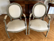 Paire de fauteuils médaillon