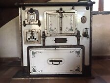 Ancienne cuisinière en fonte emaillée de marque Godin. Année 1900.