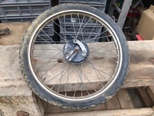 Ancienne roue avant de moto à rayons 21 pouces avec tambour de frein à restaurer