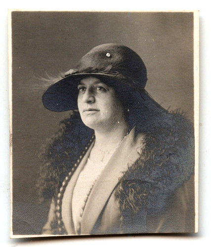 Portrait femme buste chapeau