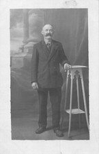 CARTE PHOTO MOUSTACHU MAIN POSEE SUR SELETTE 