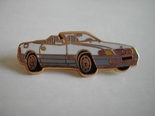 Pin's DAIMLER / MERCEDES COUPÉ CABRIOLET 300 SL blanche par ARTHUS BERTRAND