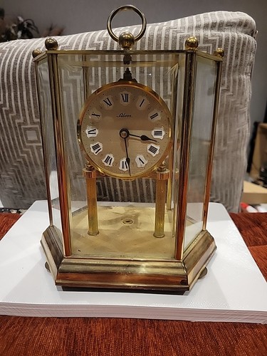 Belle horloge boules rotatives