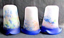 3 tulipes en verre marmoréen, base bleue + touches multicolores, Degué ou Muller