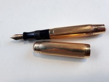 ANCIEN STYLO PLUME PARKER A POMPE. PLAQUE OR. POINCON.  PLUME OR 18K