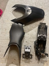 monoplace 990 superduke, coque/selle/feu/support plaque et bac sous selle