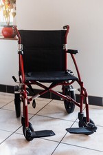 Fauteuil Roulant de Transport Pliable Rouge et Léger de la Marque Stan