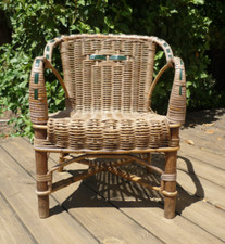 Fauteuil en osier ancien pour enfant ou poupée