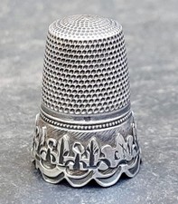 Dé à coudre ancien en argent massif  / H : 2,6 cm / P : 6 gr