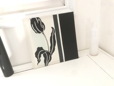 Cadre déco moderne noir et blanc - Rose noire design sur chassis