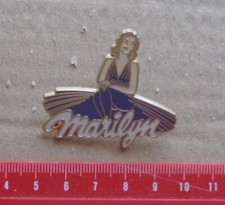 Pin's collection Marilyn robe bordeau ou violet clair