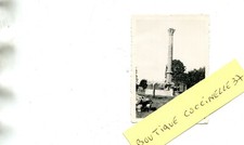 PHoto d'un homme adossée à une colonne antique A identifier