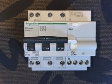 DISJONCTEUR DIFFERENTIEL TETRA 4POLES 25A 300mA DT40 SCHNEIDER ELECTRIC 25AMPERE
