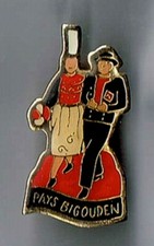 Pin's PAYS BIGOUDEN avec attache.