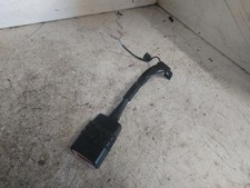 Attache ceinture avant droit