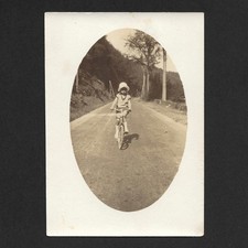Enfant vélo milieu route