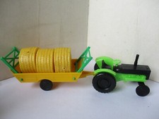 LOT FERME LUDONOREV   NOREV TRACTEUR AVEC REMORQUE  DE ROULEAUX DE FOIN AGRICOLE