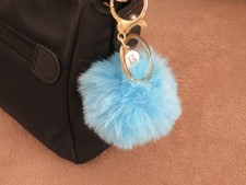 Porte clés Bijou de sac pompon fourrure bleu personnalisé initiale