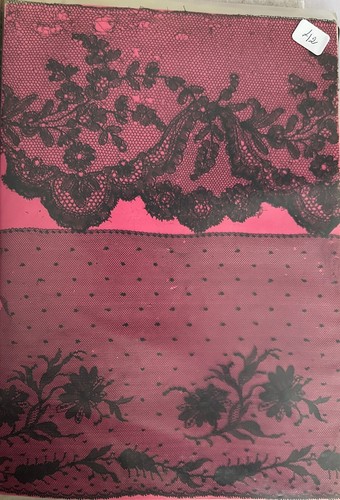 Dentelle ancienne sur carton - sur,
