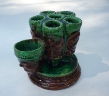 Pyrogène ancien en barbotine à décor anthropomorphe