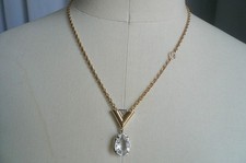 LOUIS VUITTON Collier V for Vuitton TBE M02268