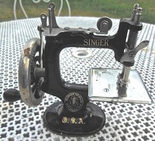  JOUET ANCIEN EN MÉTAL. MACHINE A COUDRE .SINGER.USA