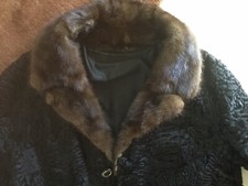 BEAU MANTEAU ASTRAKAN COL VISON CLAIR D’ÉLEVAGE T. 42-44, VALEUR 1500€, BRADÉ