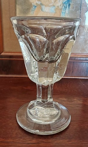 Ancien verre liqueur sur - verre,