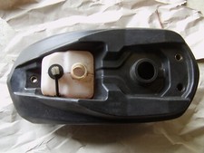 réservoir huile essence pompe