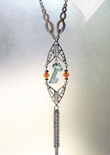 Collier Art Déco style 1930, encadrant une clé Swarovski en cristal bleu,