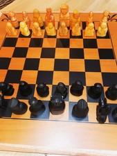 Jeu d'échec figurine médiévale moyen age avec échiquier boite  pliante