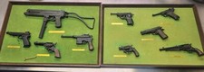 Repliques armes en miniatures par uniwerk Italy présentées dans deux cadres