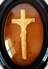 Ancien crucifix dans un cadre en verre bombé Napoléon III , 19 eme siècle.