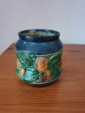 Cache-pot ancien en barbotine motifs en relief numéroté 12x12 cm