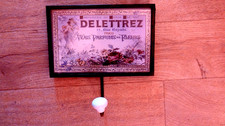 CARTE PUBLICITAIRE "DELETTREZ " ENCADREE. COLLECTION PARFUM