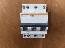 DISJONCTEUR TETRAPOLAIRE 20A