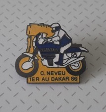 PIN'S CYRIL NEVEU - VAINQUEUR DU PARIS DAKAR 1986 - MOTO HONDA 750 NXR - 