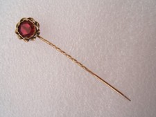 Ancienne épingle à foulard cravate chapeau art nouveau plaquée or Pierre Rouge 