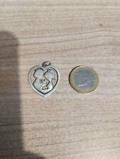 belle  medaille en forme de coeur des amoureux de peynet en argent....