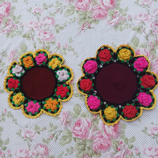 2 Napperons vintage  fleurs en relief année 70 fait main au crochet